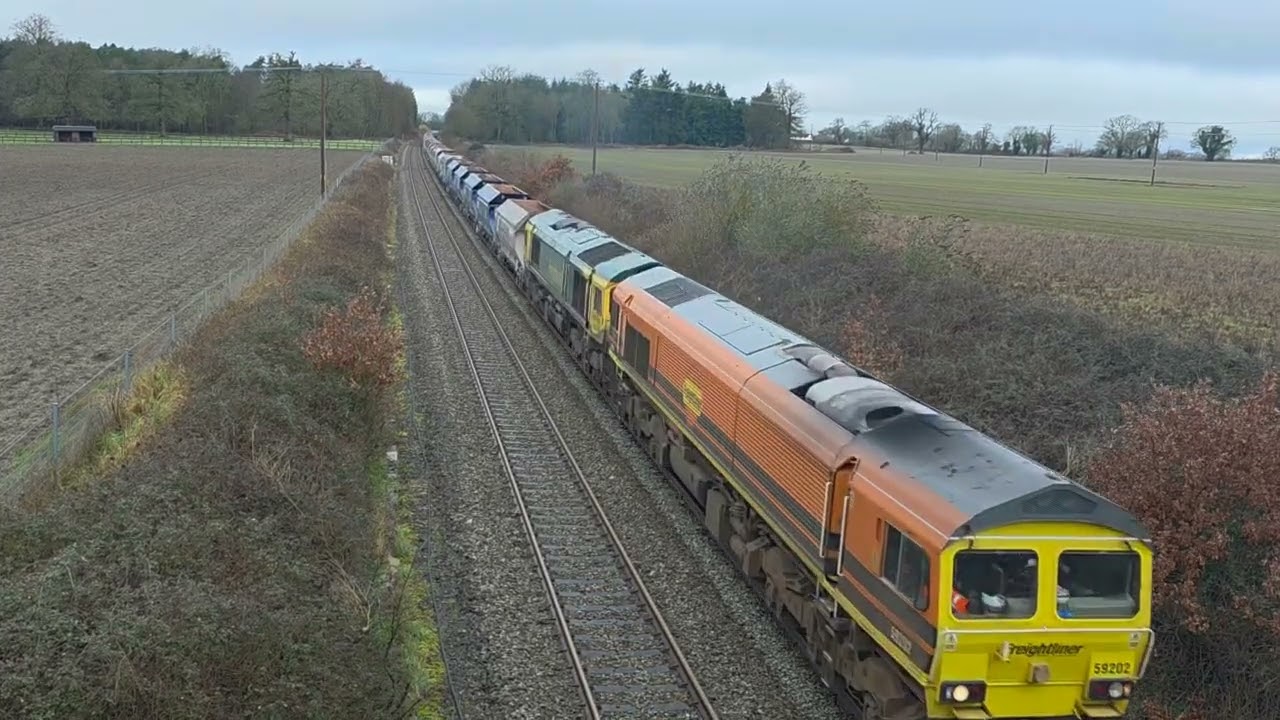 Class 59 59202 & Class 66 66414 take 4200 tons to the summit at Savernake.