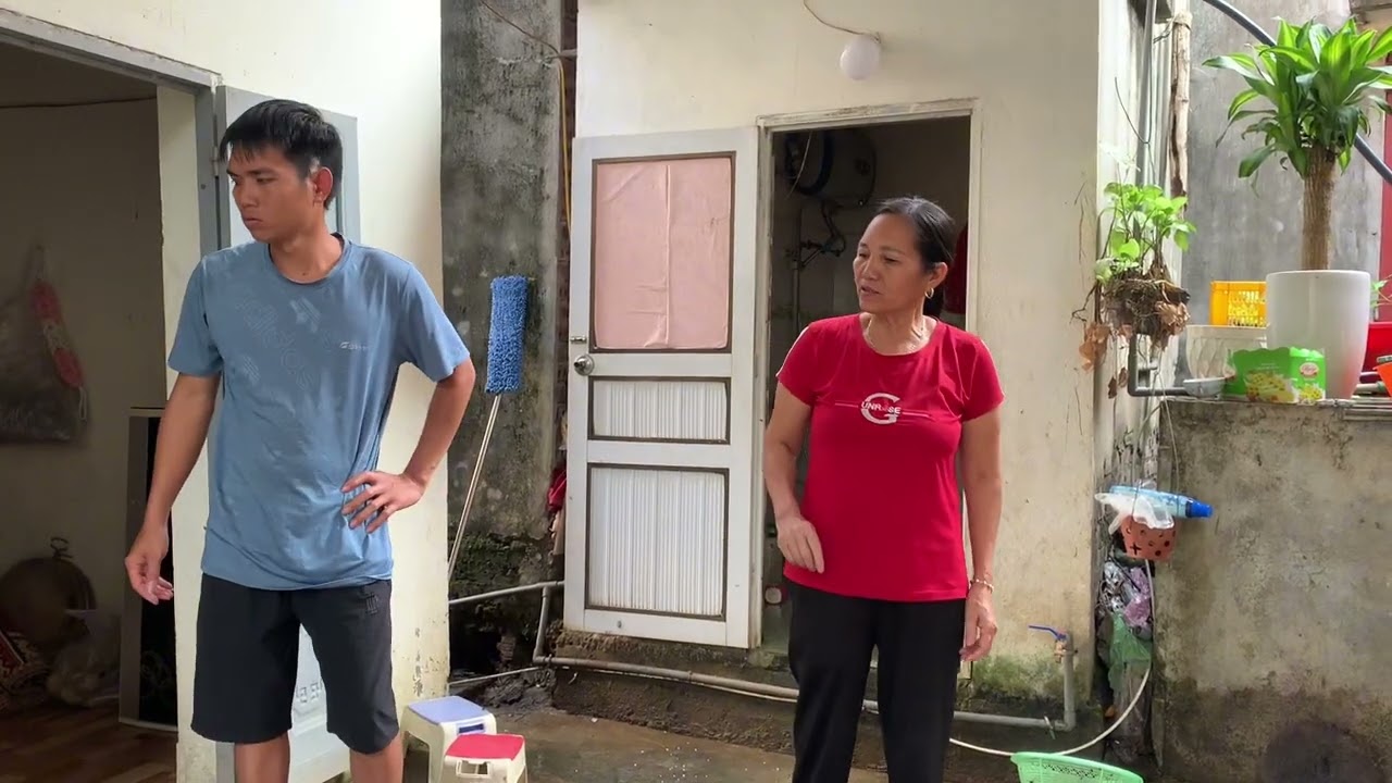 Bà quế bị chồng mắng liền sang tìm thắng trách thì bị thắng đuổi không cho sang nhà nữa 