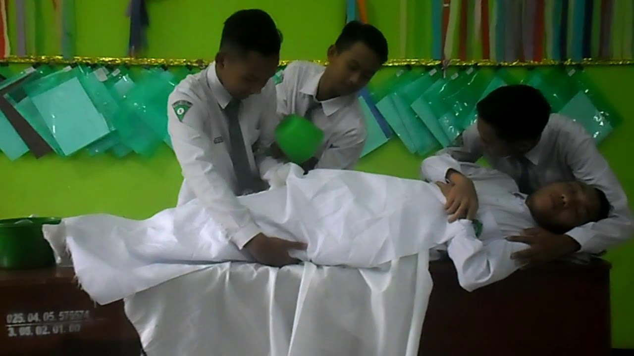 FIQIH - Memandikan jenazah kelompok laki - laki mia 3 - YouTube