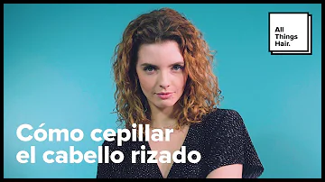 ¿Cómo se cepilla el pelo rizado?