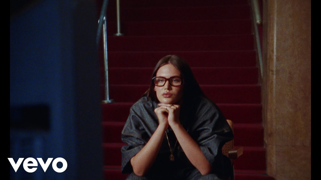 在 YouTube 上观看 SIENNA SPIRO - ORIGAMI (Official Visualizer) 在 YouTube 上观看 SIENNA SPIRO - ORIGAMI (Official Visualizer)