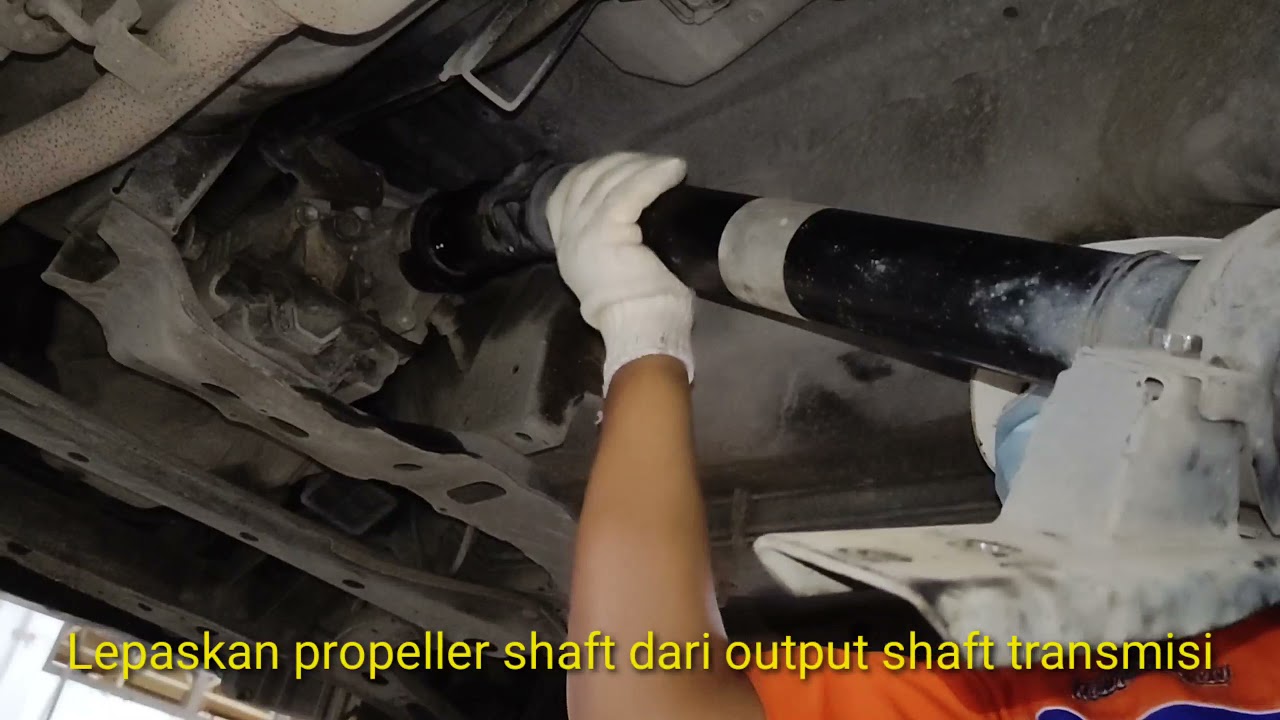Melepas kopel (propeller shaft) dari mobil xenia dan memasangnya kembali || praktek siswa TKRO
