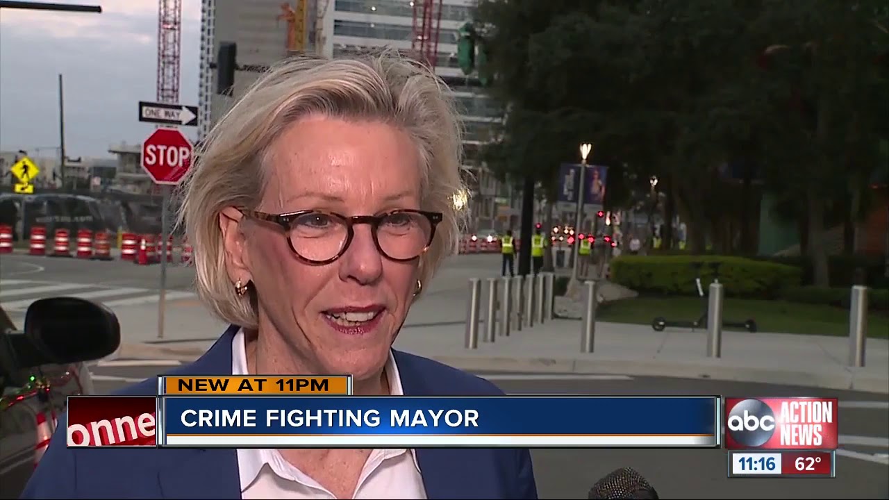 Tampa Mayor Jane Castor helps TPD track down a suspected burglar - YouTube