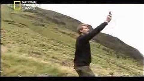 A. Usar anemometro para medir el viento y generar energia