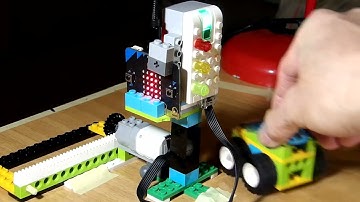 WeDo 2.0+Microbit - Pedestrian & Car Crossing with Traffic Light