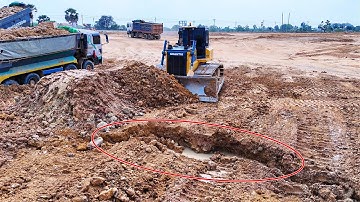 Amazing bulldozer SHANTUI DH17-C3 push soil and filling up land powerfully