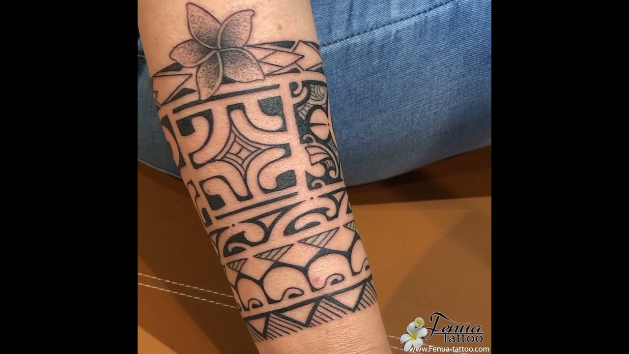 Tatouage polynésien en bracelet avec frise fleur et tiki - YouTube