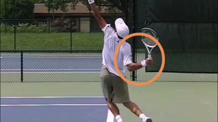 网球发球 乔科维奇 Djokovic  2010前的发球。他自己都承认有一个很别扭的环节，我们来看一下是什么！？ - 天天要闻