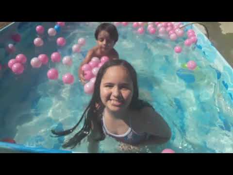 irmão com irmã jogando na piscina de bolinhas coloridas. playground interno  de creche. piscina de bolinhas para crianças. sala de jogos do jardim de  infância ou pré-escola. 5848214 Foto de stock no