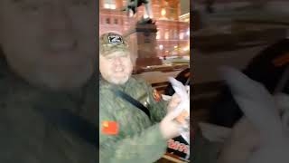Началась бесплатная раздача оружия на Манежке!