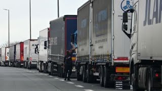 Tempête Ciaran : la circulation des poids lourds interdite en Bretagne jeudi, annonce Clément Beaune