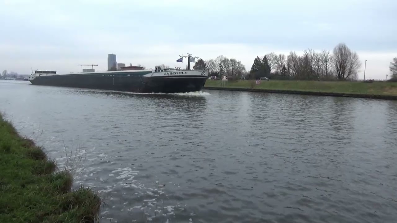 Binnenvaartschip Ensemble passeert op het Amsterdam Rijnkanaal