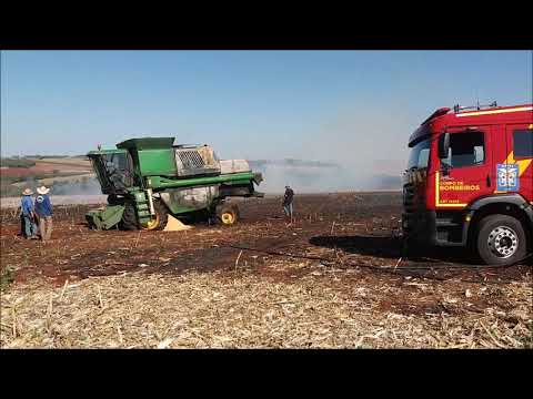 Acidente!! incêndio em colheitadeira e lavoura de milho