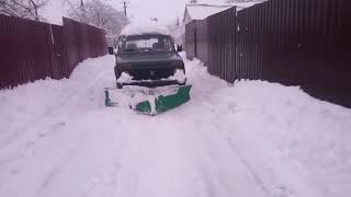Internationales Lada Niva travel off road, how to clean snow, 4х4 will help