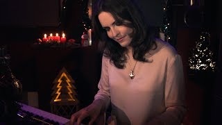 Смотреть клип Christmas Time Is Here - Daniela Andrade/Charlie Brown Cover By Moonsun