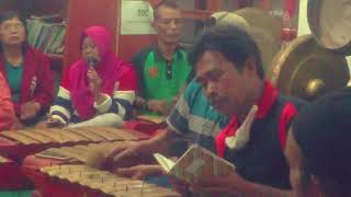 Latihan gamelan ebeg