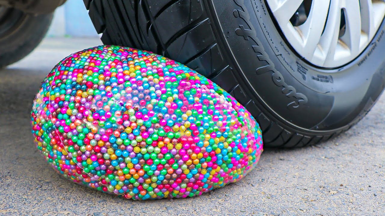 Aplastando Cosas Crujientes con el Coche | Experimento: 250 Globos de Agua VS Rueda de Coche