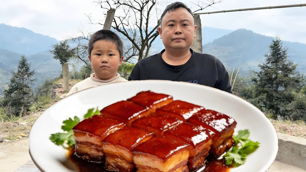 懂事儿子心疼爸爸干活辛苦，不仅会给爸爸递盆装肉，还会照顾年老的爷爷！！