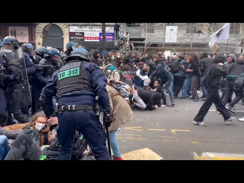 El violento cruce entre la policía francesa y manifestantes en las calles de París
