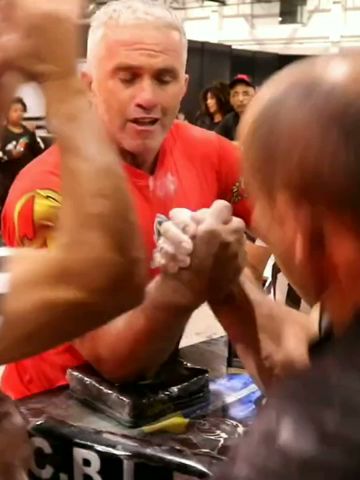 Arnold toproll Arm Wrestling