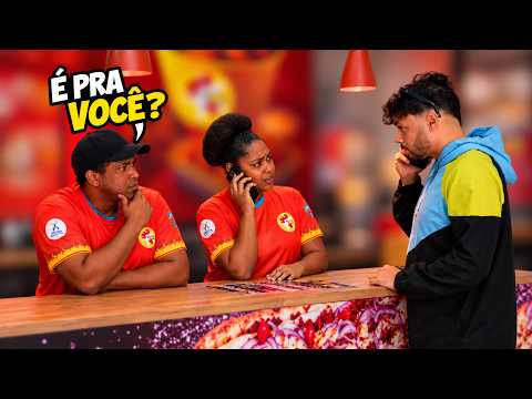 PEDINDO PIZZA DE FRENTE A ATENDENTE