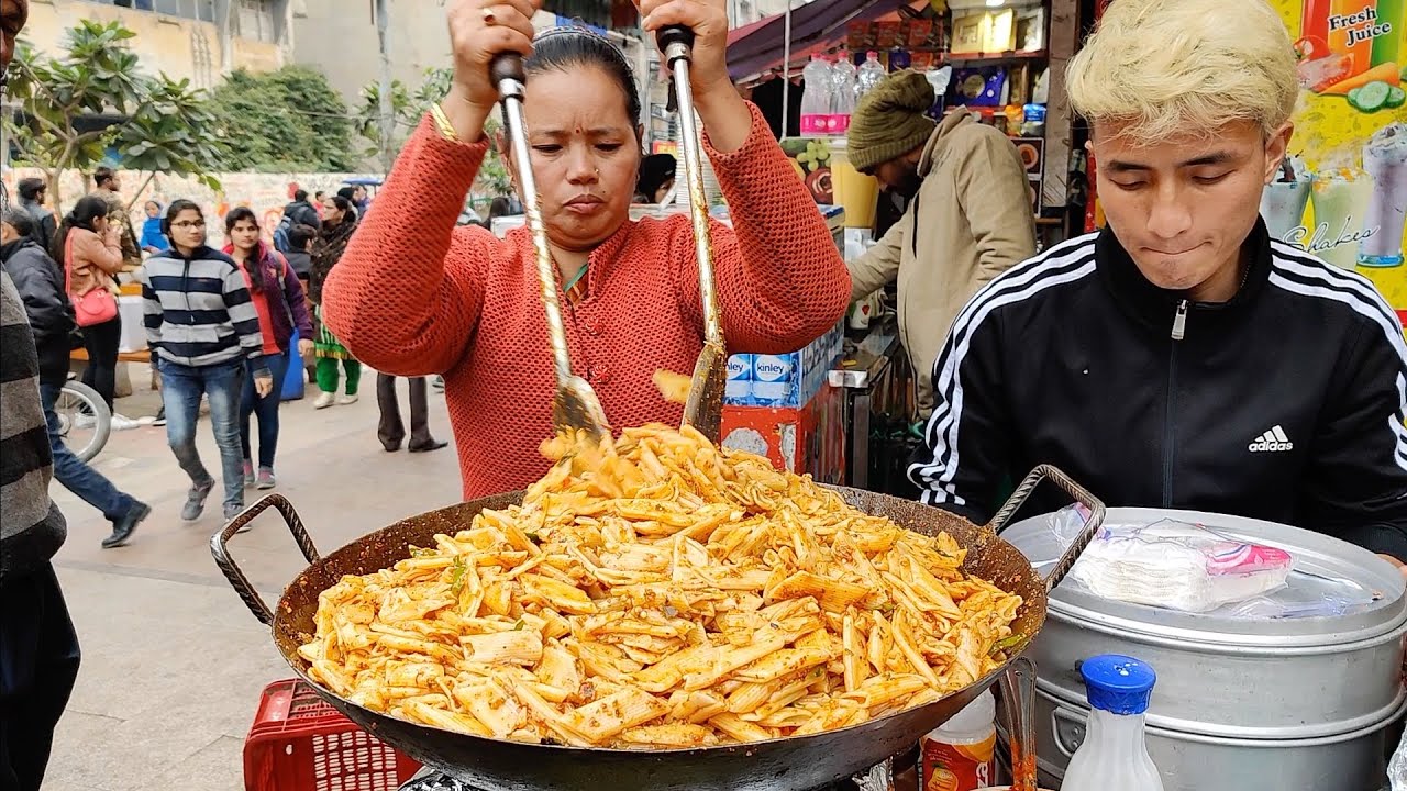 Hardworking Aunty Selling Pasta on Street | Desi Style Pasta | Indian Street Food | Aamchi Mumbai