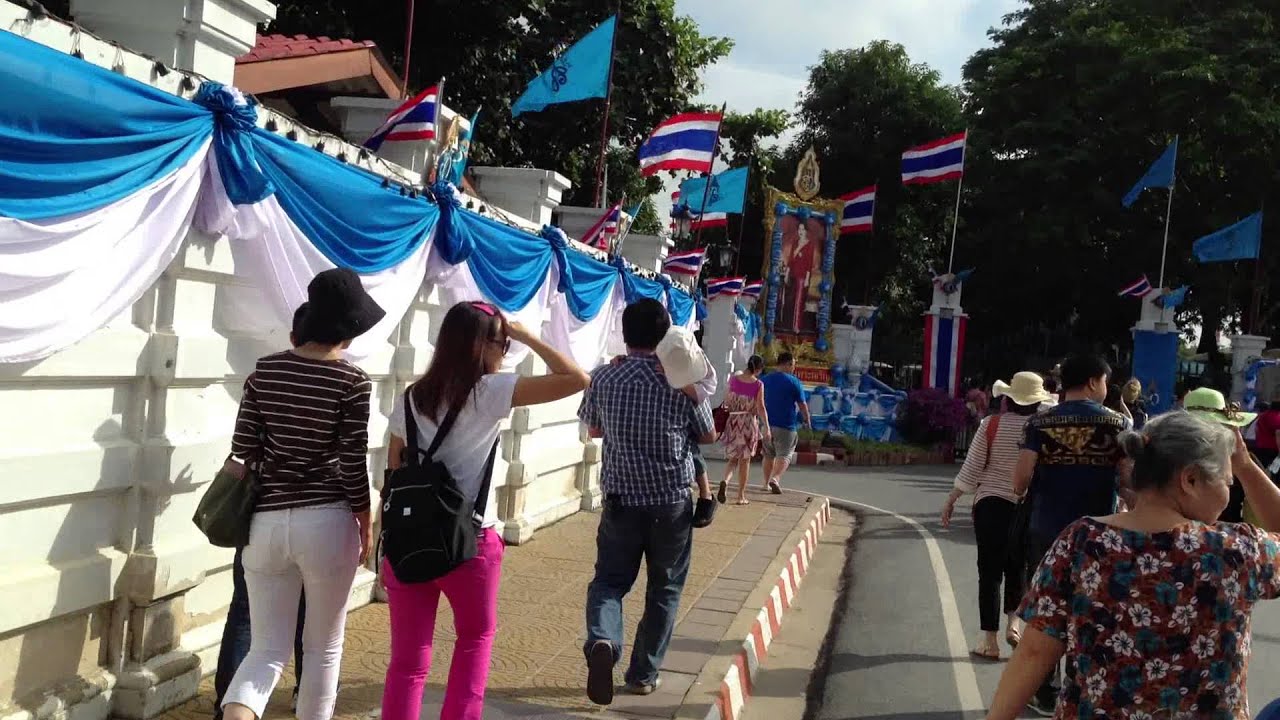 Approaching Bang Pa In Summer Palace