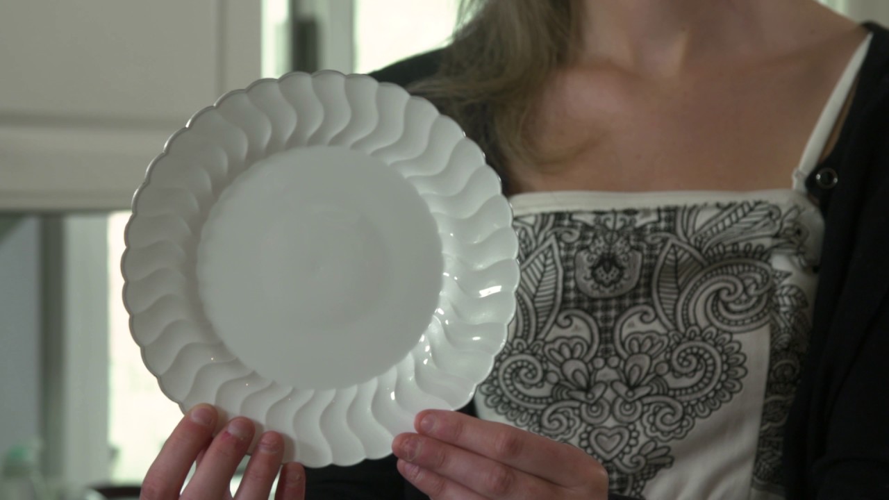 Scalloped Edge Elegant White Dinner Plastic Plates