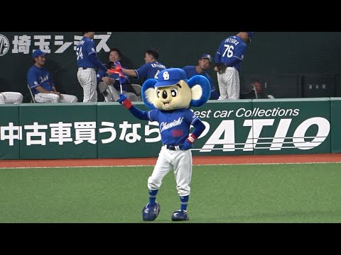 ビジョンに映ると静止芸が始まるドアラのラッキーセブン！そして後ろのブルペンでは…笑 (2023/06/08)