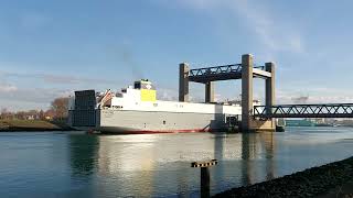 Download Lagu Enorm Ro-Ro schip YSALINE  (217 meter) vaart heel langzaam onder de Calandbrug door. 08-02-2026 MP3