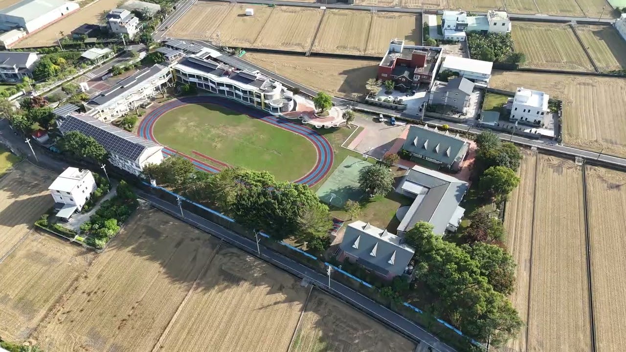 2025/11/25北投國小與彩繪稻田空拍圖