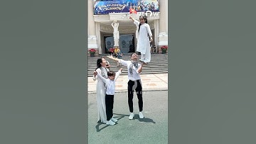 Vợ chồng Quốc Cơ - Hồng Phượng hạnh phúc cùng 2 con cầm cờ tổ quốc ra diễn xiếc giữa phố