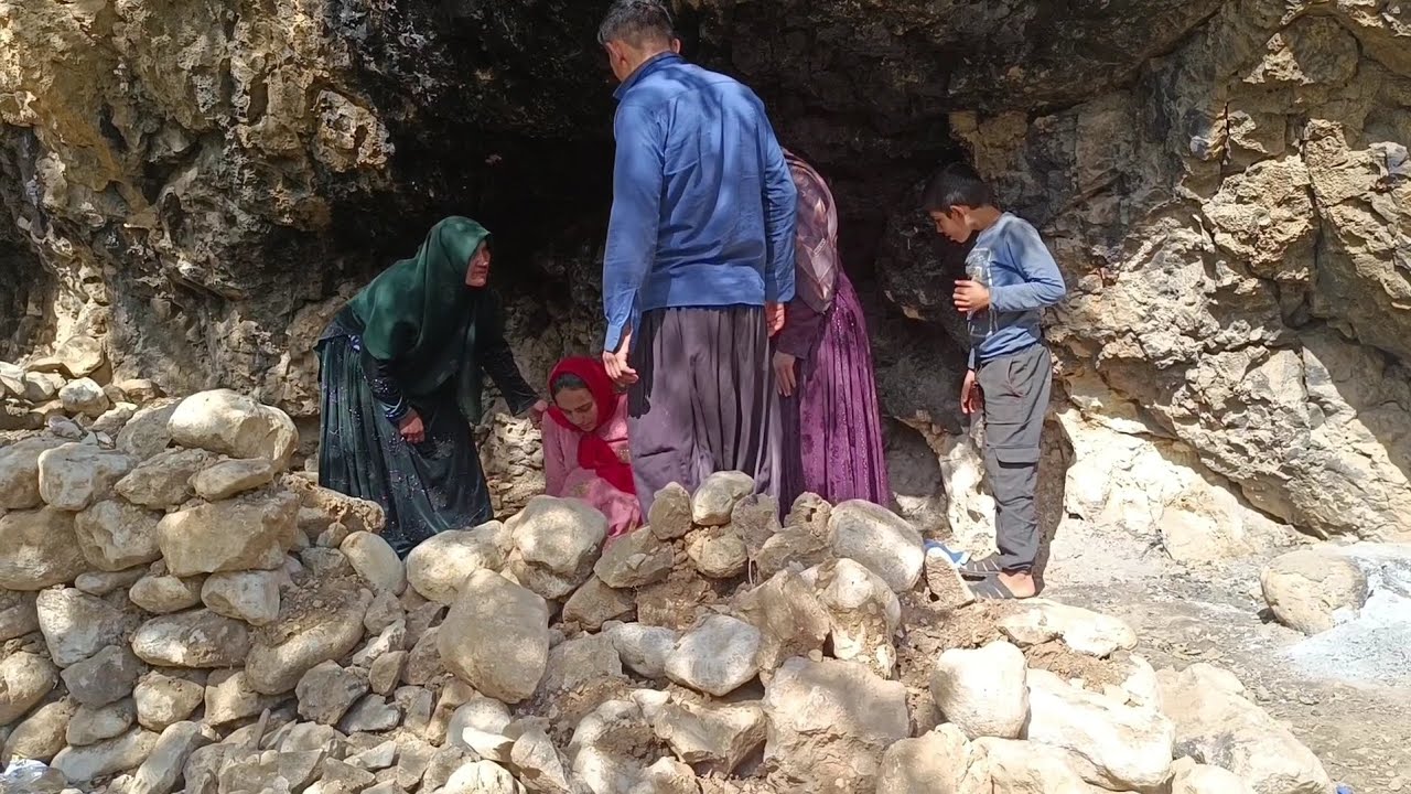 A woman who gives birth in a cave with severe pain