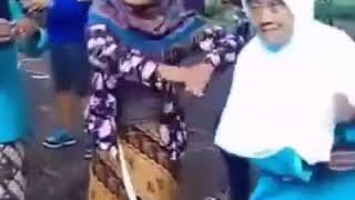 NENEK BERGOYANG