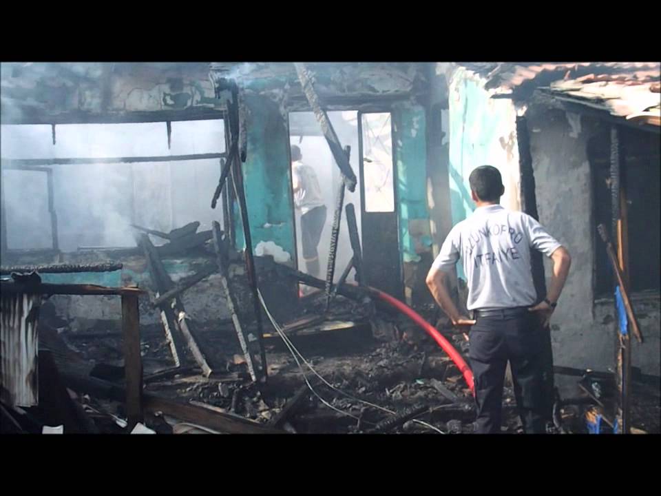 Uzunköprü�de benzin döküp ev yaktı YouTube