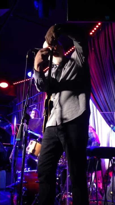 John Scofield breaks string (live) - changes it INSTANTLY