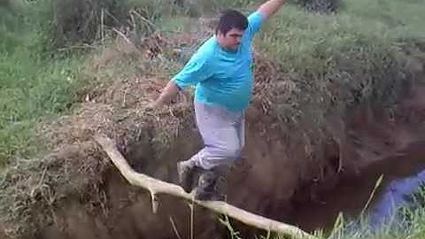Gordinho Foi Atravessar  A  Ponte  não  Deu Muito  Certo