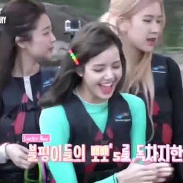 Lisa kiss a dolphin🐬 #lisa#blackpink#shorts#short#explore