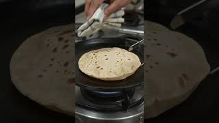 making soft roti #food #foodnerd #recipe #parathareceipe #foodie #raatke1bajekiyakhanapack