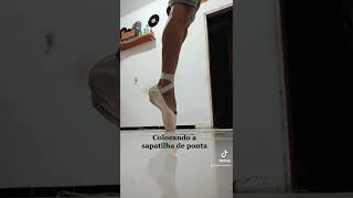 Colocando A Sapatilha De Ponta Ballet Bailarinos