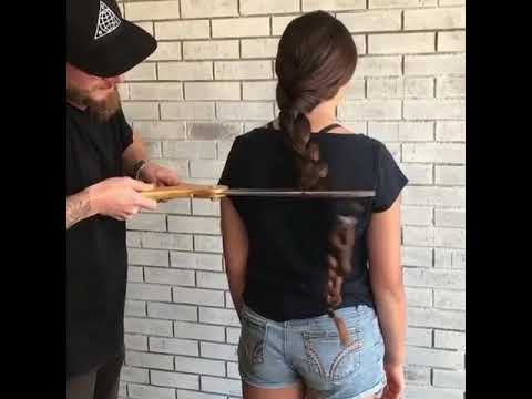 رجل يقوم بقص شعر زوجتة الجميل