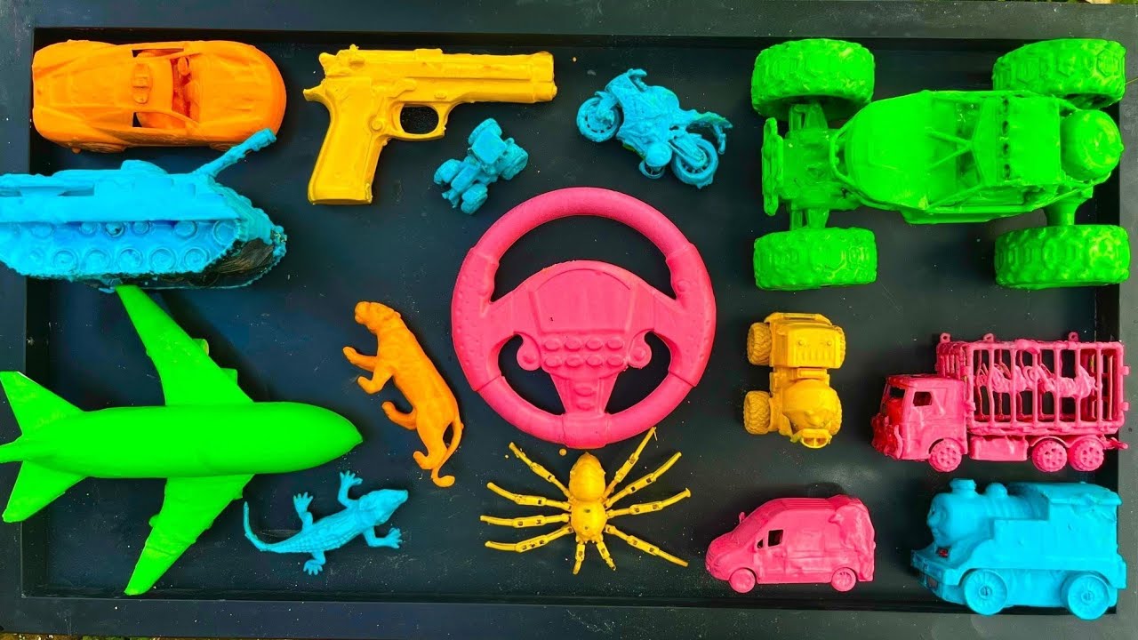 Membersihkan mainan mobil ambulan, teng baja, Teuk molen, kereta api, mobil polisi