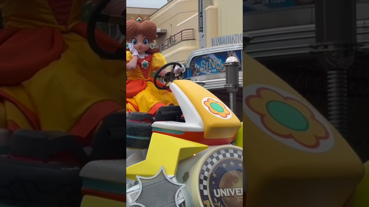 Princess Daisy mascot's head starts falling off!