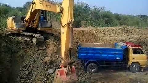 Liebherr R974C loading Caterpillar 773F from cab