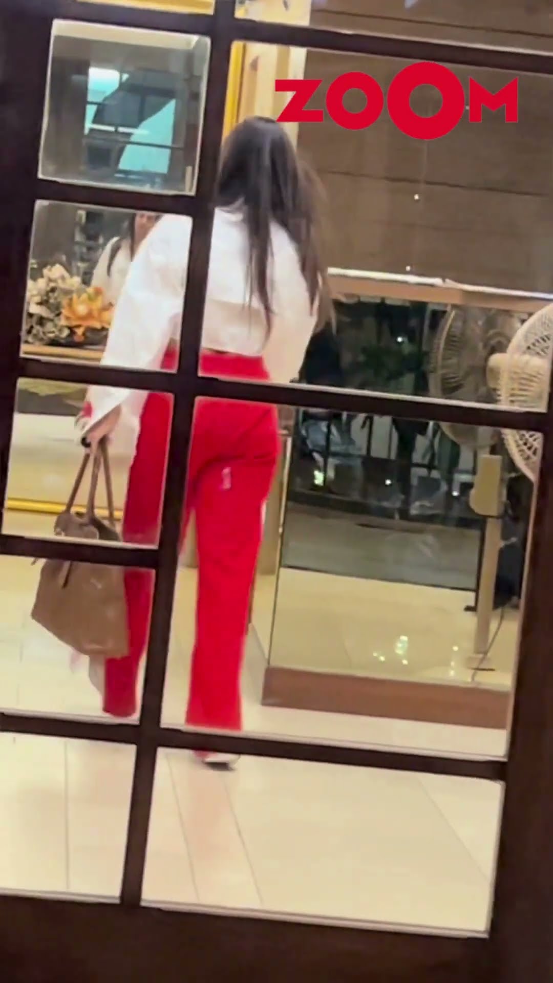 Malaika Arora IGNORES and waves the paps calling at her as spotted in Bandra #malaikaarora #shorts
