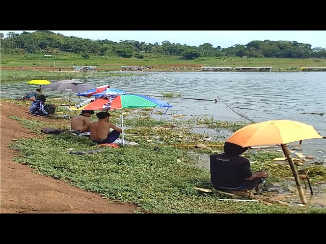 Suasana waduk jatigede pas airnya naik lagi di serbu para pemancing,seru pisan ! class=