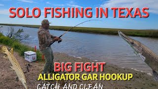 SOLO FISHING IN TEXAS/ BIG ALLIGATOR GAR HOOKUP.