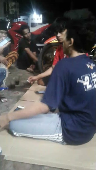 status wa halu lucu lagi nongkrong