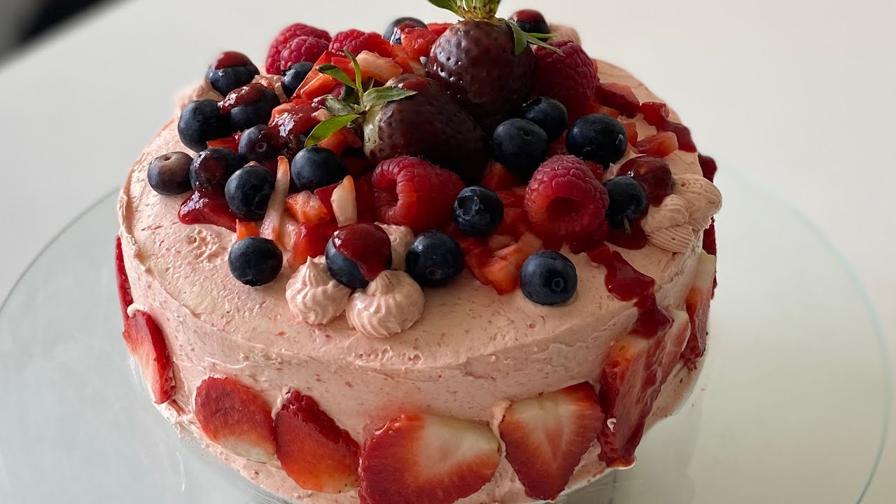 A beginner learning to bake and decorate her own cake 😁