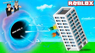 Kara Delik ile Binayı Yok Ettik!! Şehir Yıkma Oyunu - Panda ile Roblox Boom Town screenshot 3